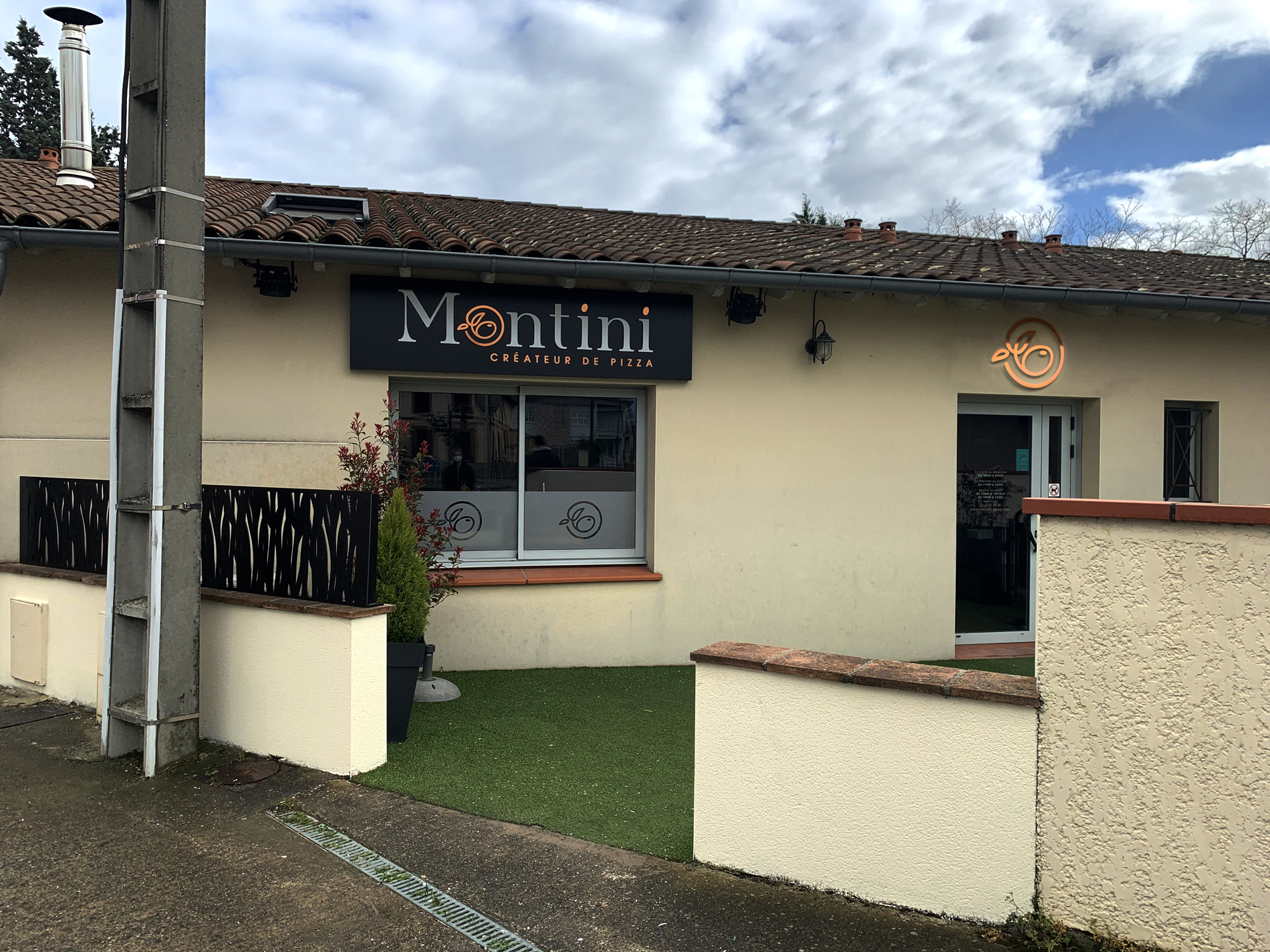 Enseigne et logo en vitrine de la pizzeria Montini à Colomiers Aussonne